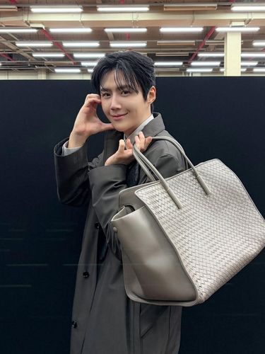 Kim Seon Ho menjadi salah satu aktor Korea yang menghadiri acara private Bottega Veneta Summer 2026 di Korea Selatan.