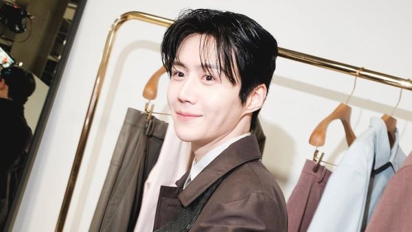 7 Potret Kim Seon Ho Tebar Senyum Manis di Private Event Bottega Veneta