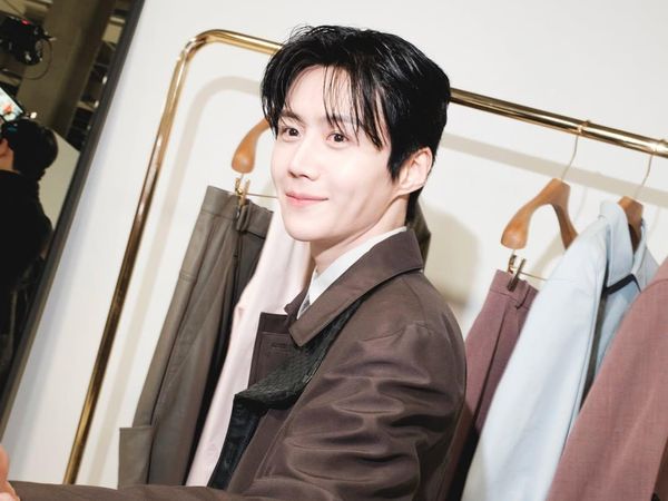 7 Potret Kim Seon Ho Tebar Senyum Manis di Private Event Bottega Veneta