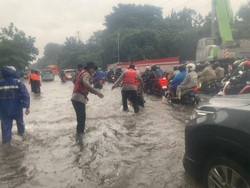 Banjir di Jalan DI Pandjaitan, Polisi Bantu Dorong Kendaraan Mogok