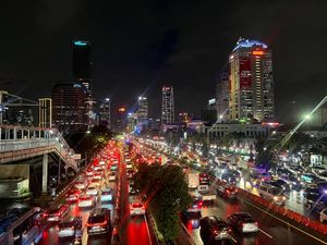 Jam Pulang Kerja, Lalin Tol Dalkot-Jalan Gatsu Macet Usai Diguyur Hujan