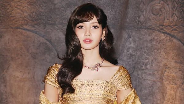 Pesona Lisa BLACKPINK Pakai Gaun Balmain Terinspirasi Ratu Thailand
