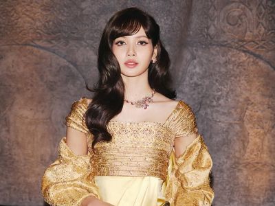 Pesona Lisa BLACKPINK Pakai Gaun Balmain Terinspirasi Ratu Thailand