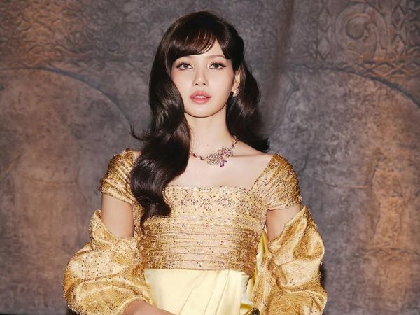 Pesona Lisa BLACKPINK Pakai Gaun Balmain Terinspirasi Ratu Thailand