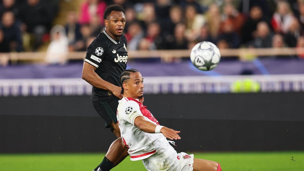 Penyerang Juventus Lois Openda (kiri) saat mendapat kawalan dari Thilo Kehrer. Foto: REUTERS/Manon Cruz