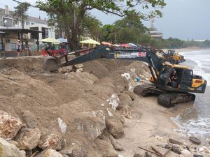 Pantai Kuta Tergerus Abrasi, Alat Berat Dikerahkan Amankan Garis Pantai