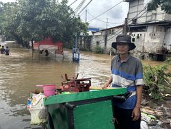Cerita Pedagang Ikan Keliling di Bekasi Terobos Banjir demi Tetap Cuan