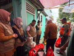 Polisi dan SPPG Teluk Pucung Bekasi Salurkan Makanan untuk Korban Banjir