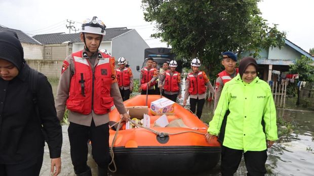 Am Donnerstag (29.01.2026) rückte die Polizei aus, um Überschwemmungsopfer in mehreren Dörfern im Bezirk Bekasi, West-Java, zu evakuieren.