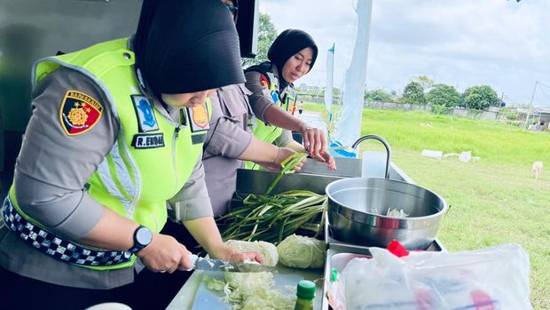 Am Donnerstag (29.01.2026) rückte die Polizei aus, um Überschwemmungsopfer in mehreren Dörfern im Bezirk Bekasi, West-Java, zu evakuieren.