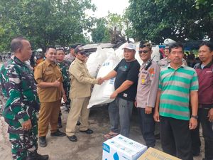 Cegah Abrasi, 2.000 Karung Pasir Disalurkan untuk Tanggul Gili Ketapang