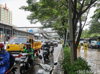 Potret Lalu Lintas Cempaka Putih Padat Merayap Imbas Banjir