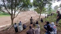 Tak Takut Bahaya, Warga Malah Wisata Bencana di Lokasi Longsor Cisarua