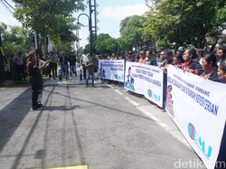 Puluhan Warga Geruduk Polres Jombang Dukung Polri di Bawah Presiden