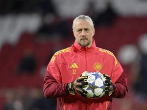 Remko Pasveer Hengkang, Pintu Ajax Terbuka Lebar untuk Maarten Paes