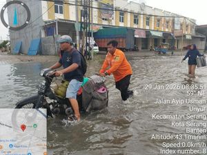 Video: Hujan Deras Picu Banjir di 11 Wilayah Kota Serang