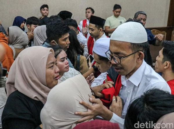Tangis Pecah di Sidang, 21 Terdakwa Kericuhan Demo Tak Masuk Penjara