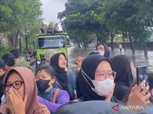 Banjir Parah di Daan Mogot, Penumpang TransJ Sempat Beralih Nebeng Truk