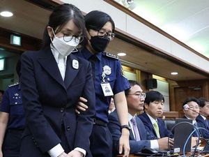 Tas Chanel-Kalung Berlian Bikin Mantan Ibu Negara Korsel Dipenjara