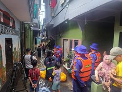 Ditpolairud Polda Metro Bantu Pelajar-Warga Terdampak Banjir di Kebon Pala