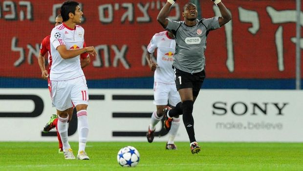 Vincent Enyeama (R) of Israel's Hapoel Tel Aviv celebrates after he scored against Austria's Red Bull Salzburg, during their Champion's League Play-off round match in Salzburg on August 18, 2010. AFP PHOTO/SAMUEL KUBANI (Photo by SAMUEL KUBANI / AFP)