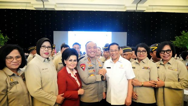 Stellvertretender Polizeichef mit Pepabri Stellvertretender Polizeichef mit Pepabri