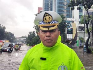 Jalan DI Panjaitan Macet Imbas Banjir, Contraflow Berlaku untuk Motor