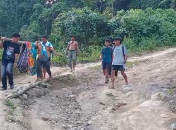 Warga Sakit di Pamoseang Mamasa Ditandu 5 Km ke Puskemas Imbas Jalan Rusak