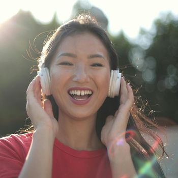 Virgo sangat analitis, penuh pertimbangan, dan sering kali kritis terhadap diri sendiri, namun, mereka menangani emosi dengan hati-hati dan logika.