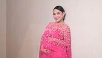 Gaya Amanda Manopo Tampil Serba Pink, Pamer Baby Bump yang Makin Besar