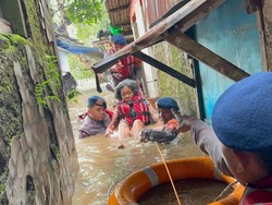 Banjir di Kebon Pala Jaktim Capai 1,7 Meter, Brimob Evakuasi Anak-Lansia