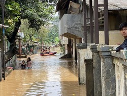 Kawasan Pejaten Timur Masih Banjir Siang Ini, Tinggi Air Capai 1,7 Meter