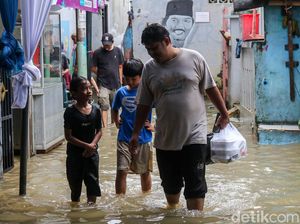 Video Banjir di Bidara Cina Surut, Warga Beraktivitas Normal