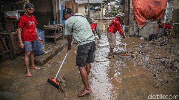 Banjir Surut, Warga Gang Mawar Bekasi Berjibaku Bersihkan Lumpur Tebal