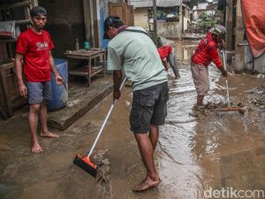 Banjir Surut, Warga Gang Mawar Bekasi Berjibaku Bersihkan Lumpur Tebal