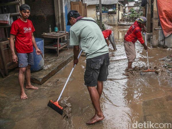 Banjir Surut, Warga Gang Mawar Bekasi Berjibaku Bersihkan Lumpur Tebal