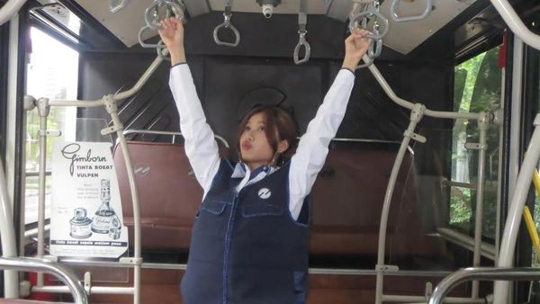 POV Christy no na Naik Bus, Asyik Banget Bergelantungan