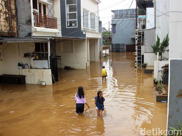 Ciliwung Meluap, Permukiman Cililitan Terendam Banjir Sejak Subuh