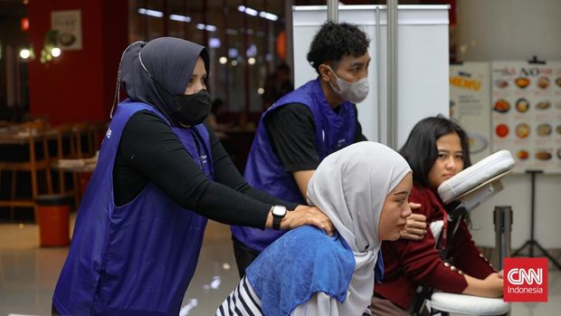 CNN Indonesia Wellnest Festival 2026 yang digelar pada Kamis (29/1) ini bertujuan membantu masyarakat, khususnya para pekerja, untuk memeriksakan kesehatan di tengah padatnya aktivitas harian. Melalui konsep festival, edukasi kesehatan dikemas secara lebih dekat dan mudah diakses oleh berbagai kalangan. Beragam layanan pemeriksaan kesehatan yang terintegrasi di satu lokasi memudahkan pengunjung menjalani berbagai pemeriksaan dalam satu kunjungan. Sejumlah layanan tersedia secara gratis, sementara beberapa pemeriksaan lanjutan dapat diakses dengan biaya tambahan sesuai kebutuhan. (CNN Indonesia/ Adi Ibrahim)