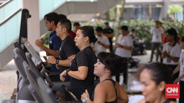 CNN Indonesia Wellnest Festival 2026 yang digelar pada Kamis (29/1) ini bertujuan membantu masyarakat, khususnya para pekerja, untuk memeriksakan kesehatan di tengah padatnya aktivitas harian. Melalui konsep festival, edukasi kesehatan dikemas secara lebih dekat dan mudah diakses oleh berbagai kalangan. Beragam layanan pemeriksaan kesehatan yang terintegrasi di satu lokasi memudahkan pengunjung menjalani berbagai pemeriksaan dalam satu kunjungan. Sejumlah layanan tersedia secara gratis, sementara beberapa pemeriksaan lanjutan dapat diakses dengan biaya tambahan sesuai kebutuhan. (CNN Indonesia/ Adi Ibrahim)