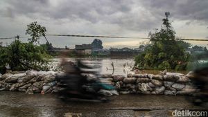 Waspada Debit Kali Bekasi Naik, Warga Babelan Pasang Tanggul Darurat