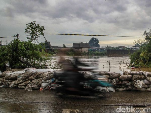 Waspada Debit Kali Bekasi Naik, Warga Babelan Pasang Tanggul Darurat