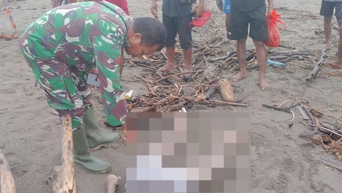 Korban saat ditemukan tewas di muara Kali Kapsali, Desa Manubelon, Kecamatan Amfoang Barat Daya, Kabupaten Kupang, NTT, Kamis (29/1/2026). (Dok. Polsek Amfoang Selatan).