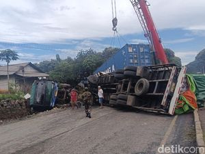 Tronton Ngeblong Hantam Sigra-Truk di Pantura Batang