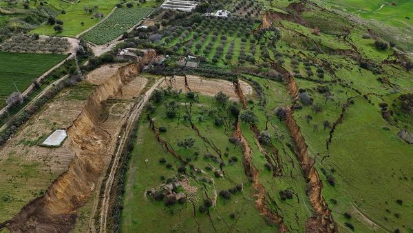 Foto Udara Perlihatkan Retakan Panjang Akibat Longsor di Niscemi, Italia