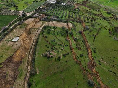 Foto Udara Perlihatkan Retakan Panjang Akibat Longsor di Niscemi, Italia