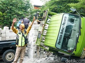 Gagal Menanjak, Truk Bermuatan Hebel Terguling di Depok