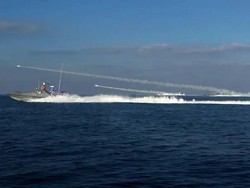 Garda Revolusi Iran Latihan Tembak di Selat Hormuz