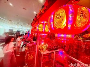 Harmony in Bloom, Ratusan Lampion Hiasi Taman Bunga Imlek di Mal