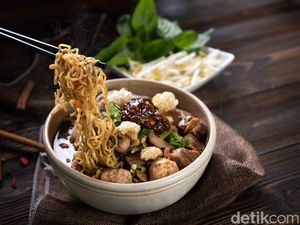 7 Mie Ayam Terenak di Bandung dari Rasa Chili Oil Sampai Topping Barbar